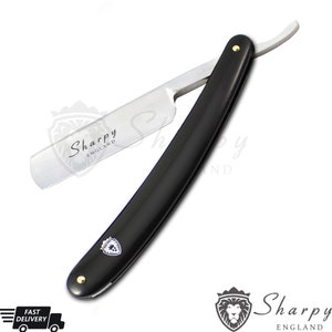 Puede incluir: Una navaja de afeitar recta con mango negro y hoja plateada. La hoja est&aacute; grabada con el texto "Sharpy England". El mango tiene un logotipo de le&oacute;n.
