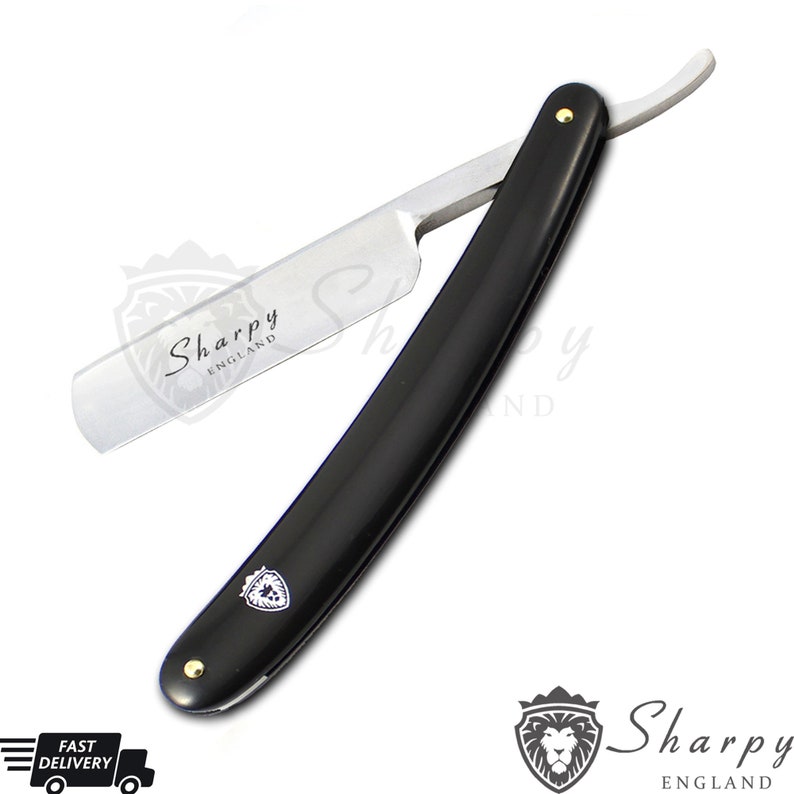 Puede incluir: Una navaja de afeitar recta con mango negro y hoja plateada. La hoja est&aacute; grabada con el texto "Sharpy England". El mango tiene un logotipo de le&oacute;n.