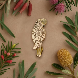 Weißer Kakadu Emaille Pin – Australischer Vogel Anstecker – Sulphur-Crested Papagei Brosche in Gold