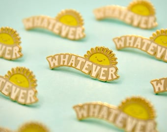 Spilla smaltata Happy Sun, spilla da bavero dorata e impertinente