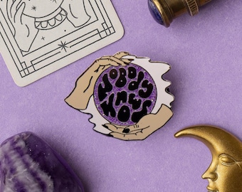 Spilla smaltata con sfera di cristallo mistico – Distintivo da bavero con indovino "Nessuno lo sa" – Accessorio occulto