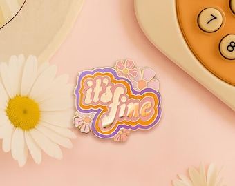 Spilla smaltata con fiore retrò – Distintivo da bavero in stile anni '70 – Accessorio floreale alla moda con finitura dorata