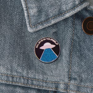 &quot;UFO Emaille Pin - &quot;&quot;Believe&quot;&quot; Alien Anstecknadel - Kosmisches Außerirdisches Accessoire.&quot;