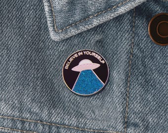 Pin de esmalte OVNI – Insignia de solapa extraterrestre «Cree» – Accesorio extraterrestre cósmico