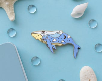 Spilla smaltata con balena celeste – Distintivo da bavero con oceano in oro rosa – Spilla con vita marina cosmica