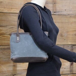 Bolso de hombro, bolso de mano o cartera de lona encerada de cuero con cremallera. Forro de algodón con bolsillos, asas y fondo de piel. Fabricado en EE. UU.