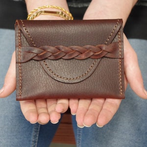 Cartera/cartera/bolso de mano de piel. Cierre trenzado de piel flor. Cartera/cartera de mano. Cartera minimalista. Gran idea para regalo. Fabricada en EE. UU.