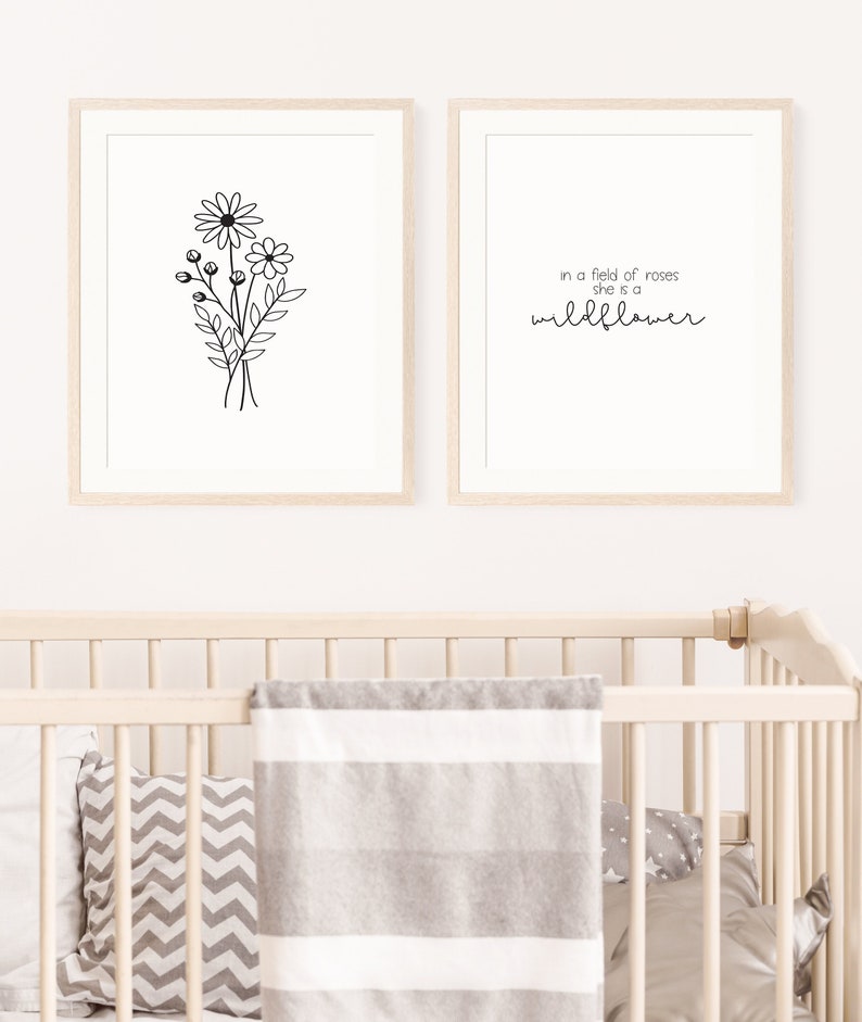 Puede incluir: Dos impresiones enmarcadas con un dibujo en blanco y negro de un ramo de flores a la izquierda y el texto "in a field of roses she is a wildflower" a la derecha.