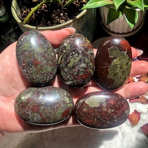 ONE Dragons Blood Jasper Palm Stone, Dragons Blood Palmstone, Dragons Blood Jasper, Amostra Mineral Dragons Blood