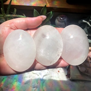 UN XL Satin Spar con piedra de palma arco iris, selenita con arco iris, cristal de spar satinado, piedra de palma selenita, cristal de selenita