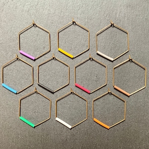 Set di 10 etichette per calici da vino a forma esagonale / Ciondoli per vino / Identificatori per vino / Ciondoli Martini / Ottone grezzo
