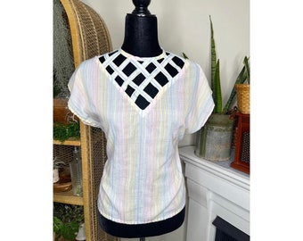 1970s Vintage White Short-Sleeved Top with Rainbow Stripes and Basket Weave Neckline - 70s