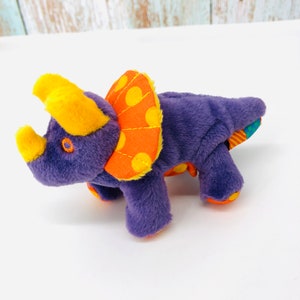 Marionnette à doigt tricératops en peluche vintage : jouet dinosaure violet des années 90