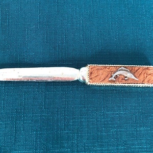 Abridor de cartas vintage, abridor de cartas de la década de 1960, placa de oro y cuero, diseño de pez espada elevado, tema náutico, regalo de pesca en alta mar, padre