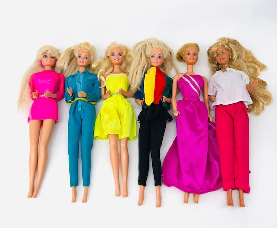 Collection Barbie des années 80, étui Barbie, deux Barbies et plus de 10  tenues plus accessoires, Barbie 1986, Barbies et accessoires des années  1980 -  France