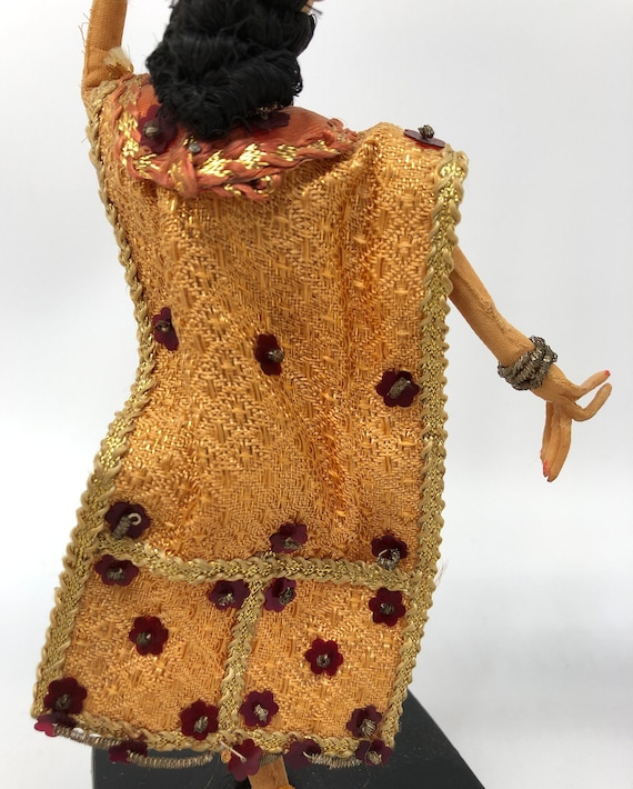 ヴィンテージのタイのダンス人形：職人による民芸品のカップル