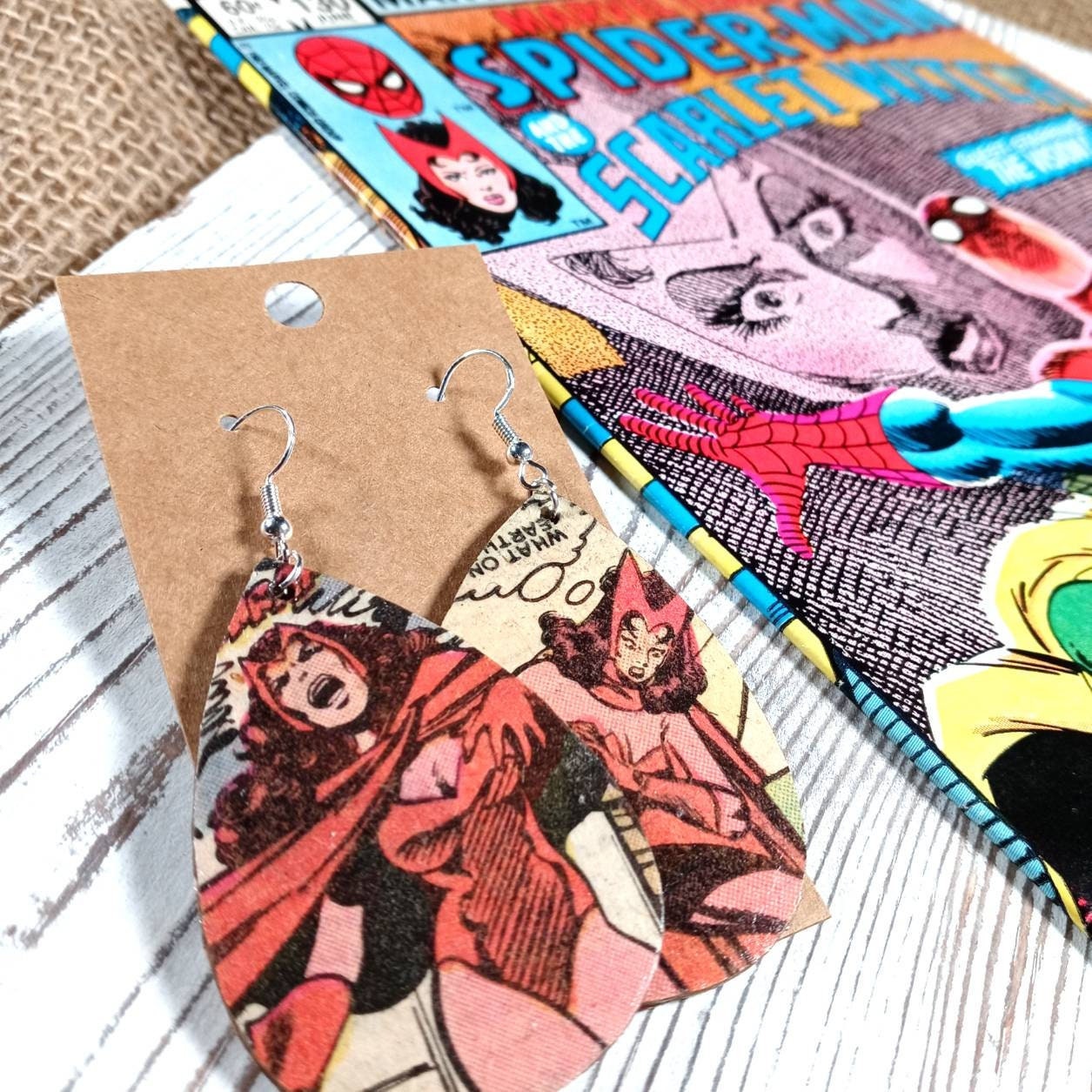 Boucles d'oreilles super-héros personnalisées - Choisissez votre personnage - Boucles d'oreilles en bois de bande dessinée vintage - Bijoux super-héros - Cadeaux pour femme - Fête des Mères