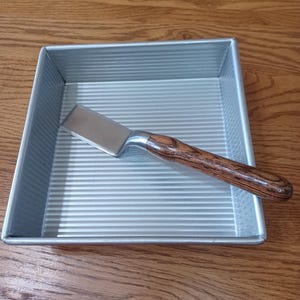 Server for brownies, cake and lasagna made of stainless steel with a Bocote wood handle