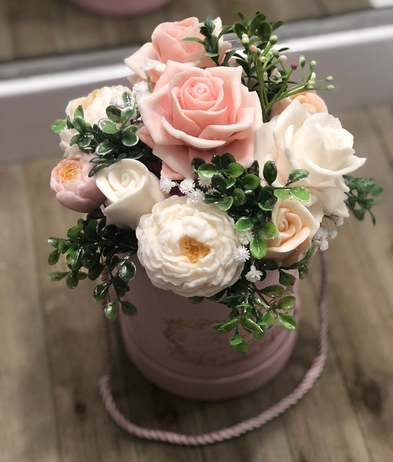 Coffret bouquet anniversaire composé de fleurs de savon rose