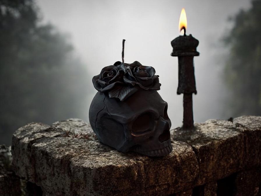 Black Gothic Skull Candle With Roses – Dark Aesthetic Home Decor