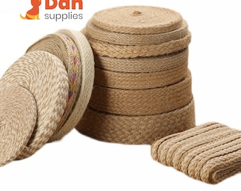 Puede incluir: Una variedad de cuerda de yute natural en diferentes anchos y estilos, incluyendo trenzada, retorcida y plana. La cuerda es de color marrón natural y es perfecta para manualidades, decoración y otros proyectos de bricolaje.