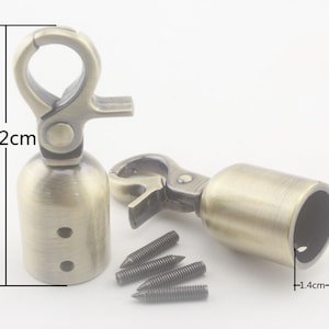 Peut inclure: Deux crochets pivotants en métal doré antique mesurant 5,2 cm de long et 1,4 cm de diamètre. Les crochets sont fixés à une base cylindrique avec deux trous. Quatre petites vis sont incluses.
