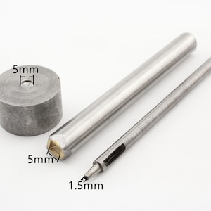 Op de afbeelding: Een set van drie metalen gereedschappen voor het bewerken van leer. De gereedschappen omvatten een 5 mm pons, een 5 mm holle pons en een 1,5 mm priem.