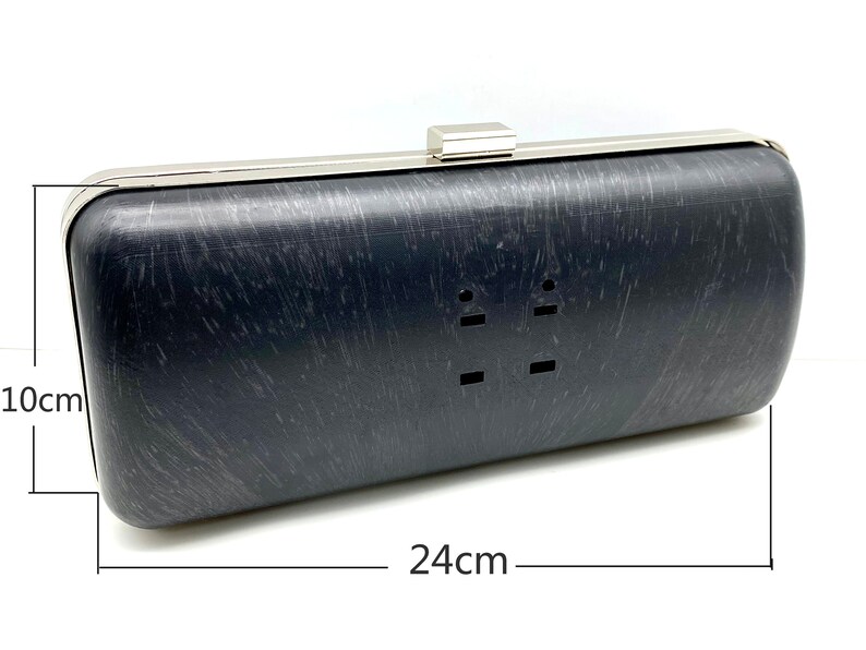 Pu&ograve; includere: Una pochette nera con cornice e chiusura in metallo argentato. La pochette misura 24 cm di lunghezza e 10 cm di altezza.
