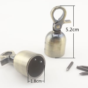 Könnte beinhalten: Zwei antike goldfarbene Metallverschlüsse mit einem Haken und einer Schraubkappe. Jeder Verschluss misst 1,8 cm im Durchmesser und 5,2 cm in der Höhe. Die Verschlüsse werden mit vier kleinen Schrauben geliefert.