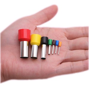 Puede incluir: Conjunto de 8 herramientas de pelado de cables con agujeros de diferentes tamaños. Las herramientas están codificadas por colores con rojo, amarillo, negro, verde, marrón, azul y naranja.