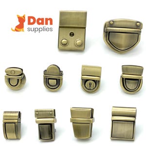 Puede incluir: Surtido de cierres y hebillas de metal dorado antiguo para bolsos, carteras y otros proyectos de artesanía. Los cierres son de varias formas y tamaños, incluyendo redondos, cuadrados y rectangulares.