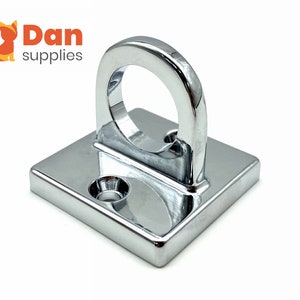 Può includere: Ganci in metallo cromato con base quadrata. Il gancio è progettato per appendere oggetti.