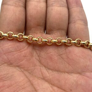 Op de afbeelding: Een gouden ketting met een klassiek kabelkettingontwerp. De ketting is gemaakt van massief goud en heeft een gepolijste afwerking.