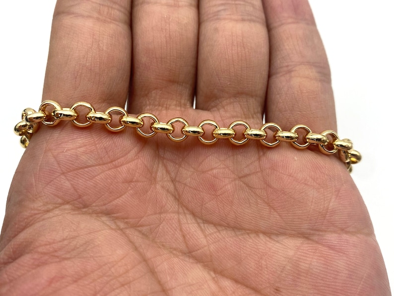 Op de afbeelding: Een gouden ketting met een klassiek kabelkettingontwerp. De ketting is gemaakt van massief goud en heeft een gepolijste afwerking.