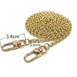 Op de afbeelding: Gouden ketting met twee 3,4 cm lange sluitingen. De ketting is 5,5 mm breed.
