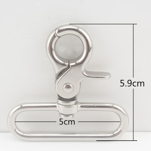 Peut inclure: Crochet en métal argenté pivotant, de 5,9 cm de long et 5 cm de large.