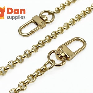 Op de afbeelding: Gouden ketting met twee gouden karabijnhaken. De ketting is ongeveer 45 cm lang en heeft een delicaat, gekoppeld ontwerp.