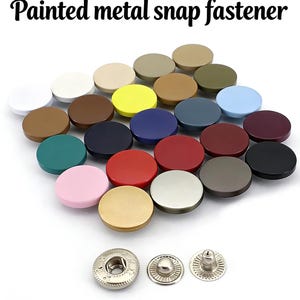 Könnte beinhalten: Eine Sammlung von lackierten Metall-Druckknöpfen in verschiedenen Farben, darunter Weiß, Gelb, Blau, Rot und Schwarz. Das Bild zeigt auch die Komponenten des Druckknopfes. Text auf dem Bild: "Painted metal snap fastener."