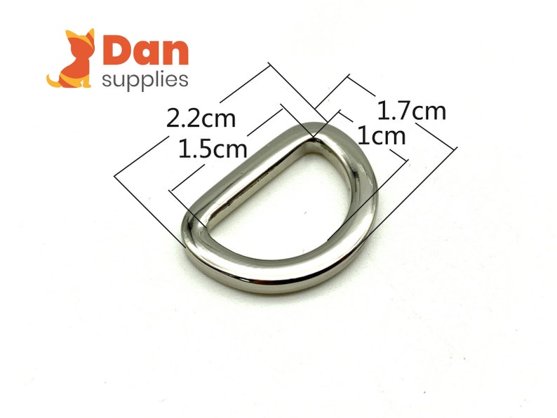May include: Silver metal D-ring with measurements: 2.2 cm x 1.5 cm x 1.7 cm x 1 cm.