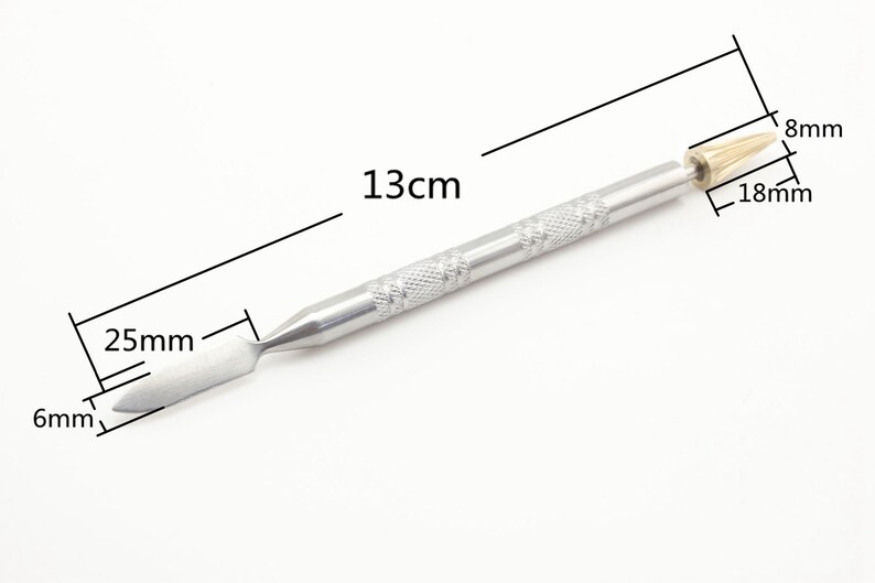 Op de afbeelding: Een zilveren metalen gereedschap met een puntige punt en een platte, afgeronde mes. Het gereedschap is 13 cm lang, het mes is 2,5 cm breed en de punt is 1,8 cm lang.