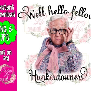 K&ouml;nnte beinhalten: Eine digitale Illustration eines Mannes mit Brille und einem rosa Schal, mit dem Text "Well hello fellow hunkerdowners" in schwarzen Buchstaben. Der Hintergrund ist ein wei&szlig;er Hintergrund mit rosa Blumenmustern.
