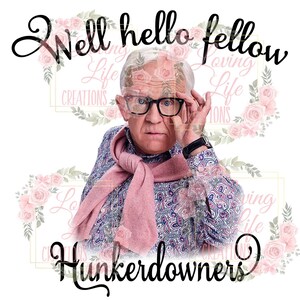 K&ouml;nnte beinhalten: Ein Mann mit Brille und einem rosa Schal schaut mit einem &uuml;berraschten Ausdruck in die Kamera. Der Text "Well hello fellow" ist in einer kursiven Schrift &uuml;ber ihm geschrieben. Der Text "Hunkerdowners" ist in einer kursiven Schrift unter ihm geschrieben.