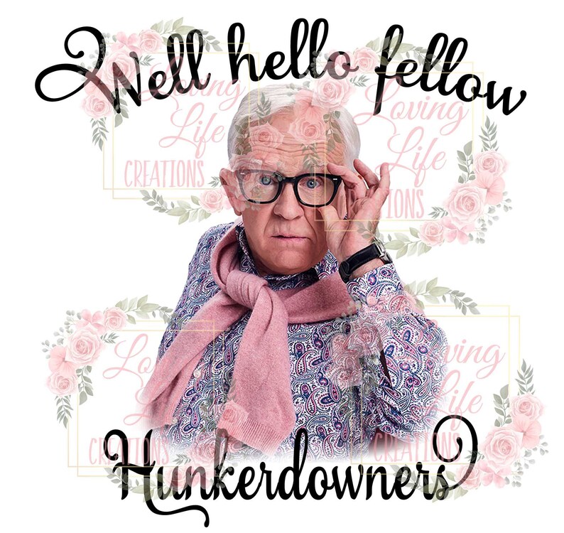 K&ouml;nnte beinhalten: Ein Mann mit Brille und einem rosa Schal schaut mit einem &uuml;berraschten Ausdruck in die Kamera. Der Text "Well hello fellow" ist in einer kursiven Schrift &uuml;ber ihm geschrieben. Der Text "Hunkerdowners" ist in einer kursiven Schrift unter ihm geschrieben.