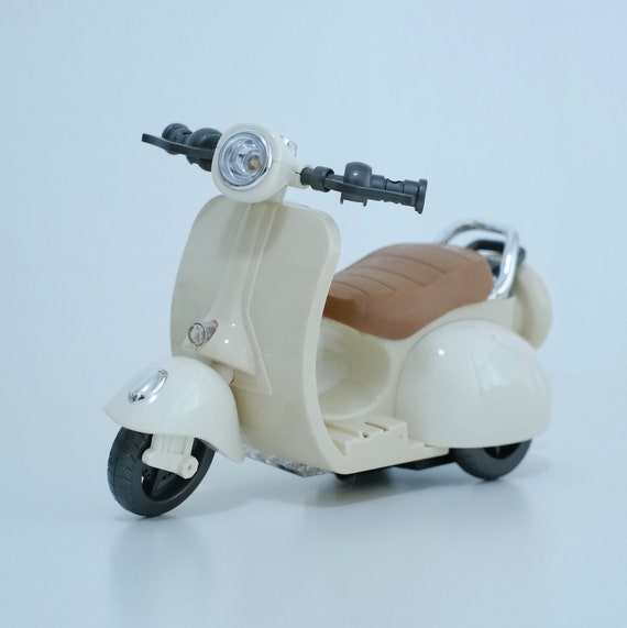 Dollhouse Miniatures, Miniature Food Jewelry, Craft Classes: Pink Miniature  Vespa