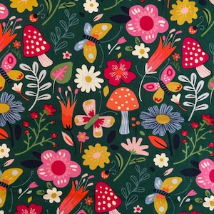 Może przedstawiać: Żywy, powtarzalny wzór z kolorowymi kwiatami, motylami i grzybami na ciemnozielonym tle. Projekt zawiera różowe, żółte, pomarańczowe i białe elementy kwiatowe, z motylami w odcieniach żółci i różu. Grzyby są czerwone z białymi kropkami.