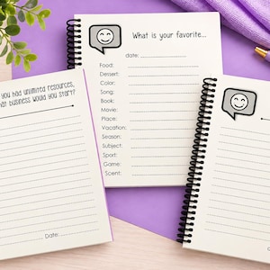 Puede incluir: Tres cuadernos de espiral con p&aacute;ginas blancas que presentan texto negro e iconos de burbujas de di&aacute;logo con caras sonrientes. Las p&aacute;ginas incluyen indicaciones como What is your favorite, If you had unlimited resources, What business would you start y Draw me a picture of anything.