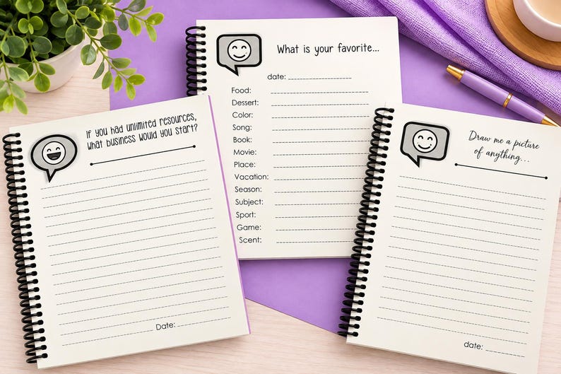 Puede incluir: Tres cuadernos de espiral con p&aacute;ginas blancas que presentan texto negro e iconos de burbujas de di&aacute;logo con caras sonrientes. Las p&aacute;ginas incluyen indicaciones como What is your favorite, If you had unlimited resources, What business would you start y Draw me a picture of anything.