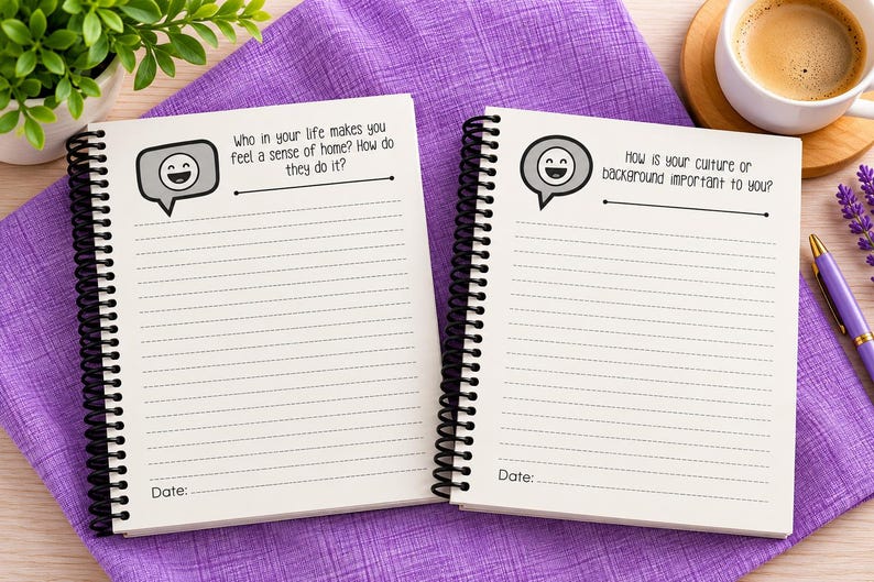 Puede incluir: Dos cuadernos de espiral con papel blanco rayado. La p&aacute;gina izquierda presenta un icono de burbuja de di&aacute;logo con una cara sonriente y el texto: Who in your life makes you feel a sense of home? How do they do it? La p&aacute;gina derecha tiene el mismo icono y el texto: How is your culture or background important to you? Ambas p&aacute;ginas incluyen una l&iacute;nea de fecha en la parte inferior.