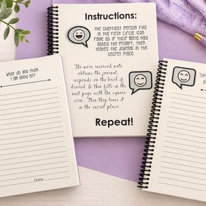 Puede incluir: Tres cuadernos de espiral con p&aacute;ginas blancas y encuadernaci&oacute;n de alambre negro. El cuaderno central muestra instrucciones para un juego de comunicaci&oacute;n. El cuaderno izquierdo pregunta, What do you think I am good at? El derecho pregunta, Tell me about a dream you have had.