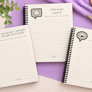 Puede incluir: Tres cuadernos de espiral con p&aacute;ginas de color crema que incluyen l&iacute;neas para escribir. Cada p&aacute;gina presenta un icono de burbuja de di&aacute;logo gris con una cara sonriente y el texto: What are you scared of?, If you could have 2 superpowers, what would they be and why?, y What was your first impression of me?